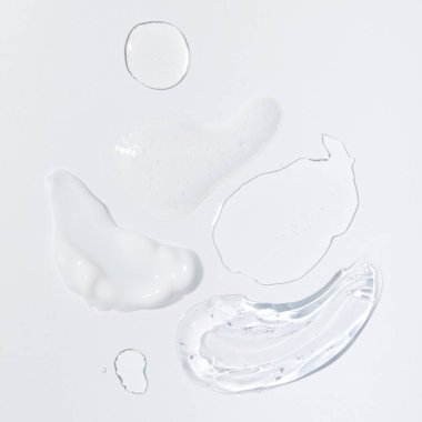 Cilt bakım kozmetikleriyle koku ve damlalar - yağ, krem, köpük, hyaluron, serum. Üst görünüm kozmetik sıvısı beyaz arkaplanda