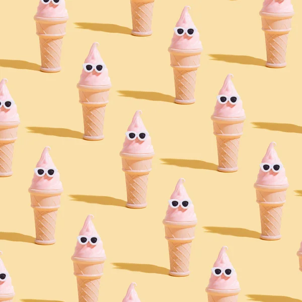 Kreativní Vzor Hračkou Zmrzlinový Kornout Slunečními Brýlemi Letní Dovolená Horkém — Stock fotografie