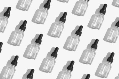 C vitamini düşürücü, serum, kozmetik yağ ve beyaz arka planda dilimler, limon, greyfurt.