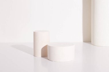 Beyaz arkaplanda boş silindirik podyum ya da kaide. Boş raf ürünü ayakta duran arkaplan