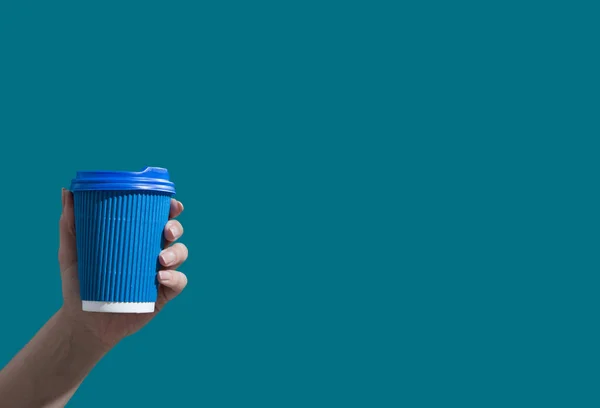 Taza de cartón de café o té sobre fondo azul con espacio para copiar. Bebidas calientes para ir concepto minimalista — Foto de Stock