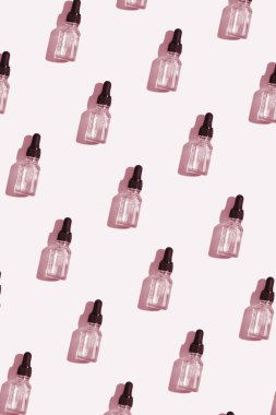 Üst görünüm damlası C vitamini serumu, kozmetik yağ. Hikayeler için dikey formatta yaratıcı kozmetik desen arkaplanı