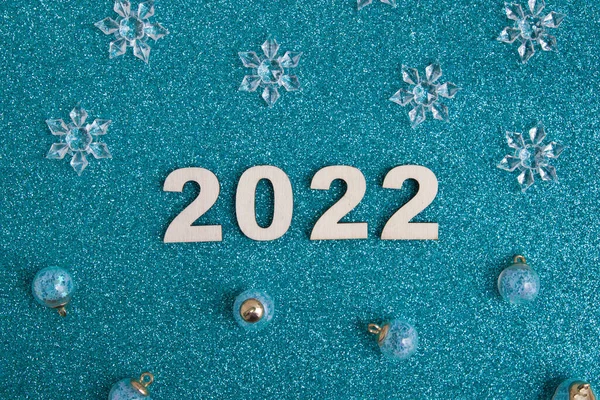 Ξύλινα Αριθμούς Νέο Έτος 2022 Χριστουγεννιάτικη Διακόσμηση Γκλίτερ Μπλε Φόντο — Φωτογραφία Αρχείου