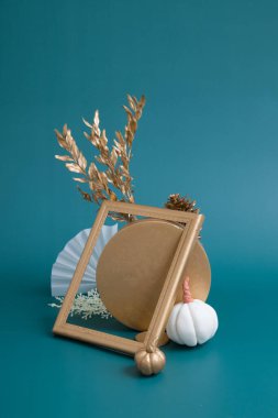 Turkuaz arka planda altın ve beyaz elementlerle dolu bir hayat. Minimalist sonbahar konsepti
