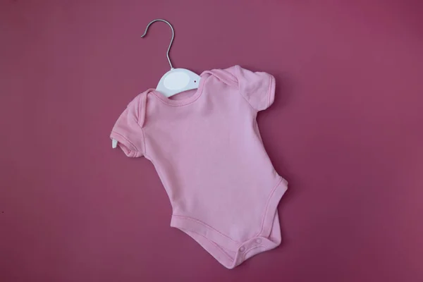 ピンクの赤ちゃんの服は テキスト ロゴのためにモックアップ ブランクベビーボディスーツ — ストック写真