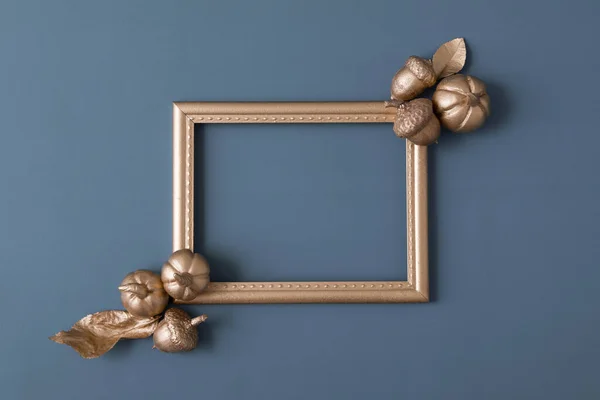 Gold frame with pumpkins, leaves, acorns on a grey background with copy space. Creative autumn concept — Fotografia de Stock