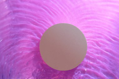 Kozmetik ürün için arka planda şeffaf su dalgaları arasında altın podyum ile minimal su arka planı. Plank boş podyumu kozmetik sunumunu uydur