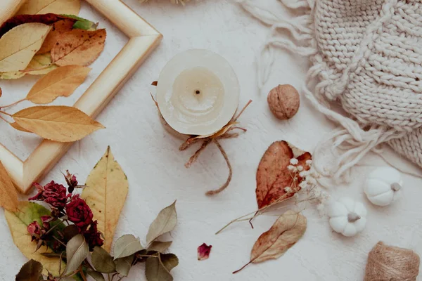 Herfst Vintage Achtergrond Bovenaanzicht Met Gevallen Bladeren Droge Roos Kaarsen — Stockfoto