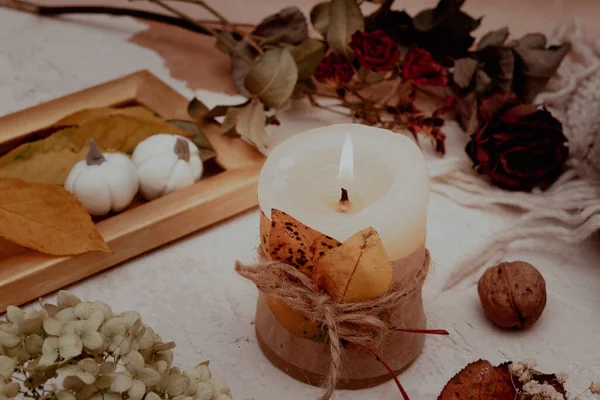 Herbstliche Stillleben Mit Abgefallenen Blättern Kerzen Und Einer Strickdecke Konzept — Stockfoto