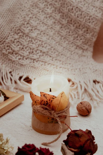 Herfst Vintage Stilleven Met Gevallen Bladeren Kaarsen Een Gebreide Deken — Stockfoto