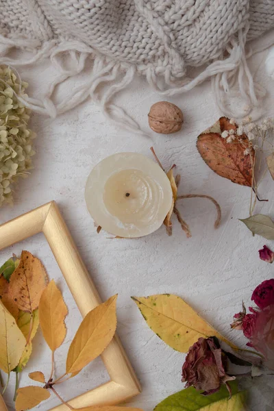 Herfst vintage stilleven bovenaanzicht met gevallen bladeren, droge roos, kaarsen en gebreide deken. Herfstsfeerconcept — Stockfoto