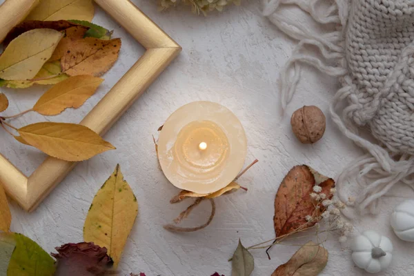 Осенний винтажный натюрморт вид сверху с опавшими листьями, сухой розой, зажженными свечами и вязаным одеялом. Осенняя атмосфера — стоковое фото