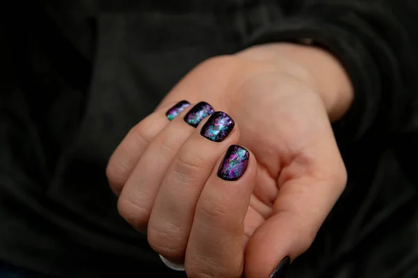 Mãos bem tratadas de mulheres com manicura de brilho preta. Revestimento de polimento de gel — Fotografia de Stock