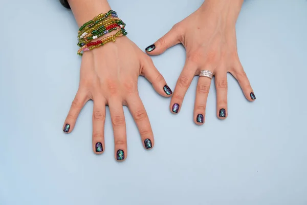 Mãos bem tratadas de mulheres com manicura de brilho preta. Revestimento de polimento de gel — Fotografia de Stock