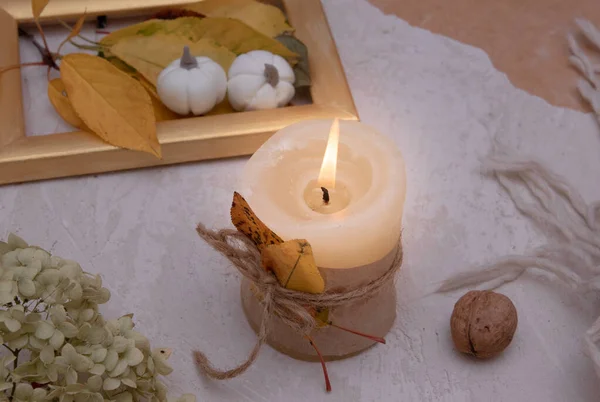 Herfst vintage stilleven met gevallen bladeren, kaarsen en een gebreide deken. Herfstsfeerconcept — Stockfoto