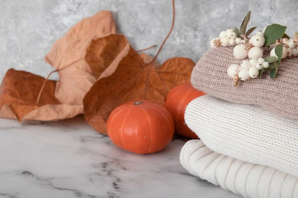 Herfst Stilleven Met Gebreide Truien Gevallen Bladeren Pompoenen — Stockfoto