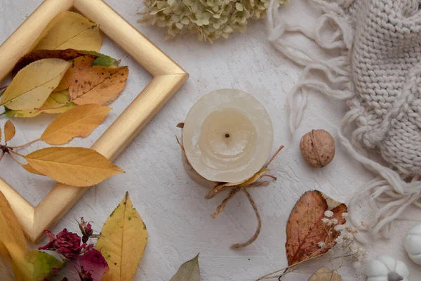 Herfst vintage stilleven bovenaanzicht met gevallen bladeren, droge roos, kaarsen en gebreide deken. Herfstsfeerconcept — Stockfoto