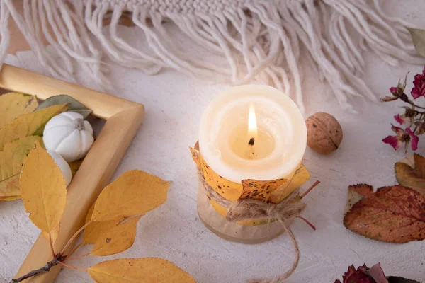 Herfst Vintage Stilleven Met Gevallen Bladeren Kaarsen Een Gebreide Deken — Stockfoto