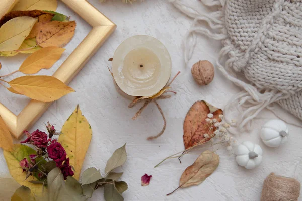 Herfst Vintage Stilleven Bovenaanzicht Met Gevallen Bladeren Droge Roos Kaarsen — Stockfoto