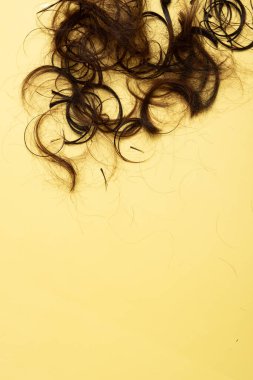 Sarı arkaplanda budanmış saç - saç kesimi kavramı