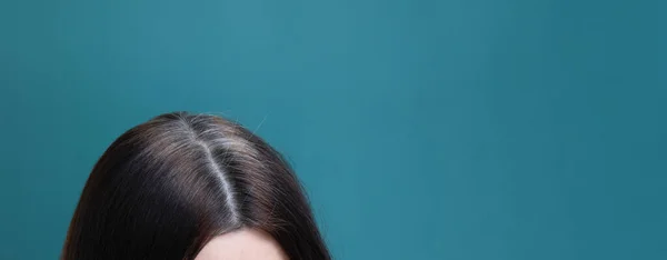 Siwe Włosy Kobiecej Głowie Niebieskim Tle Format Wczesnoszarego Banera Koncepcyjnego — Zdjęcie stockowe