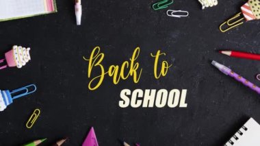 Animasyon metni kırtasiye malzemesi ile koyu arkaplan üzerinde okula geri dön