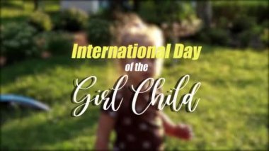 Zıplayan bir kızın arka planına Uluslararası Kız Çocuk Günü yazılıydı.