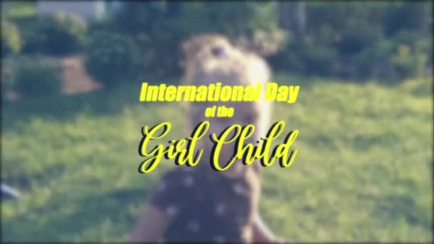 Международный День Надписи Девочка Ребенок Фоне Прыгающей Девушки — стоковое видео
