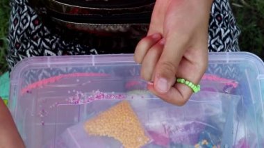 Balık oltasına boncuk dizen kız - DIY dekorasyonları