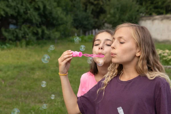 Dvě Dívky Foukání Mýdlové Bubliny Bezstarostný Zábavný Čas Přátelství — Stock fotografie