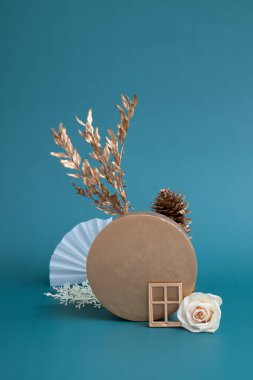 Turkuaz arka planda altın ve beyaz elementlerle dolu bir hayat. Minimalist sonbahar konsepti