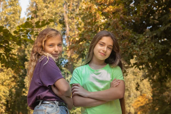Dvě Dívky Venku Podzimním Listím Mezinárodní Den Dívek Dítě — Stock fotografie