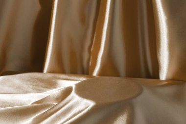 Parfüm veya kozmetik ürünler için boş podyum veya kaidesi kıvrımlı altın saten kumaş üzerine