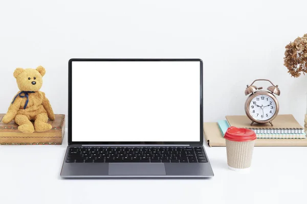 ブランクノートパソコンのモックアップ画面 ヴィンテージテディとドリンクのカップで作業机 オンライン仕事 フリーランスのコンセプト — ストック写真