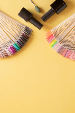 Fotokopi alanı olan renkli bir arkaplanda düz manikür araçları yatıyordu