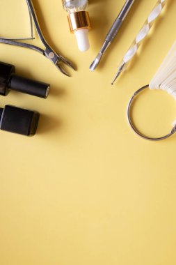 Fotokopi alanı olan renkli bir arkaplanda düz manikür araçları yatıyordu