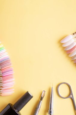 Fotokopi alanı olan renkli bir arkaplanda düz manikür araçları yatıyordu