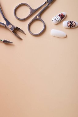 Manikür araçları ve kopya alanı çizimleri ile ipuçları. Hikayeler için jöle boyası dikey fotoğraf