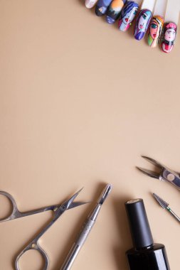 Manikür araçları ve kopya alanı çizimleri ile ipuçları. Hikayeler için jöle boyası dikey fotoğraf