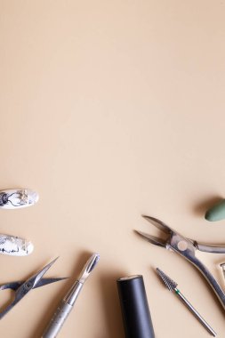 Manikür araçları ve kopya alanı çizimleri ile ipuçları. Hikayeler için jöle boyası dikey fotoğraf