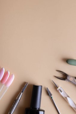 Manikür araçları ve kopya alanı çizimleri ile ipuçları. Hikayeler için jöle boyası dikey fotoğraf