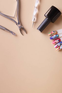 Manikür araçları ve kopya alanı çizimleri ile ipuçları. Hikayeler için jöle boyası dikey fotoğraf
