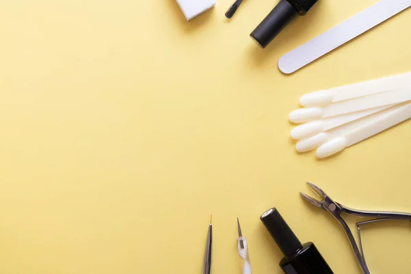 Manicure Tools Tips Een Gekleurde Achtergrond Met Kopieerruimte Gel Polish — Stockfoto