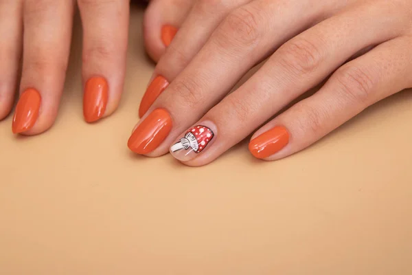 Kobiece Dłonie Pomarańczowym Manicure Wzorem Pod Błyszczącą Bluzką Kreatywny Pomysł — Zdjęcie stockowe