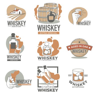 Alkol endüstrisi üretimi, viski veya brendi markası, meşe fıçıları ve şişeleri olan izole etiketler veya amblemler. Bar ya da pud logoti, ev ya da endüstri imalatında demleniyor. Düz biçimli vektör