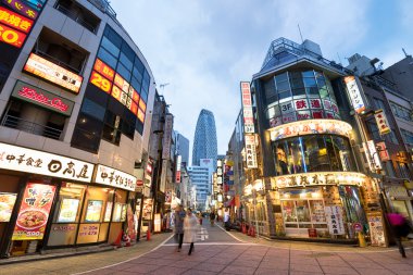 Nishi Shinjuku alışveriş caddesi de Tokyo - Japonya