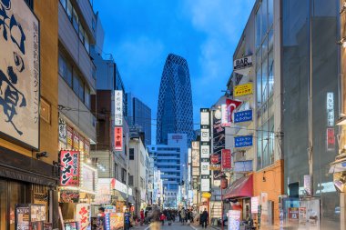Nishi Shinjuku alışveriş caddesi de Tokyo - Japonya