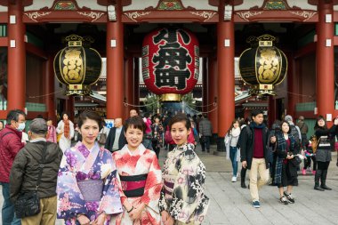  Senso-ji Tapınağı'nda Hozomon kapısında Asakusa, Tokyo.