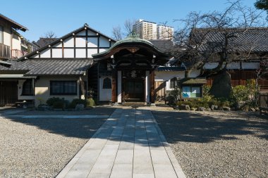 Tokyo, Japonya - 09 Ocak 2016: Yanaka, Tokyo, Nansenji Tapınağı. Yanaka nerede shitamachi atmosfer, Tokyo eski bir kasaba atmosferi hala hayatta Tokyo'da birkaç bölgeden biridir.