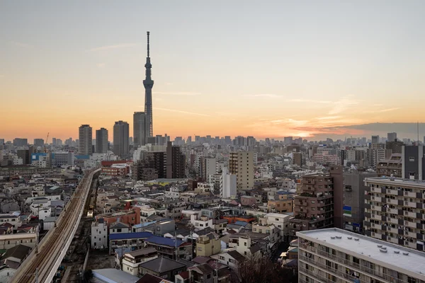 Tokió városára alkonyatkor, Nézd Asakusa negyed és a Sumida-folyó. A távolban látható Skytree. — Stock Fotó